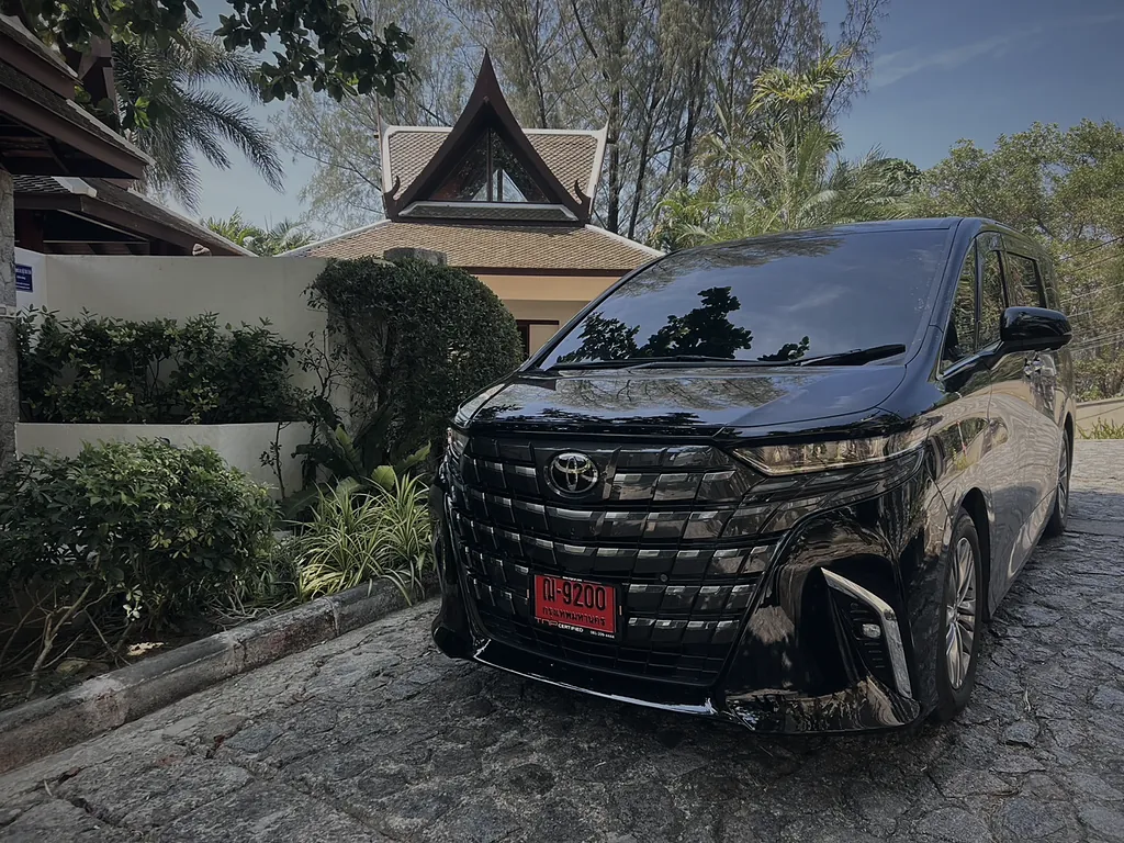 The 2024 Alphard outside a Thai-style pavilion